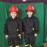 dzieci w strojach strażackich