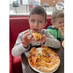 dzieci jedzą pizzę 2.jpg