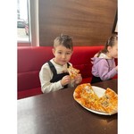 dzieci jedzą pizzę 1.jpg