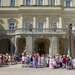 przedszkolaki przy pałacu.jpg