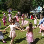 zabawa i taniec w ogrodzie przedszkolnym.jpg